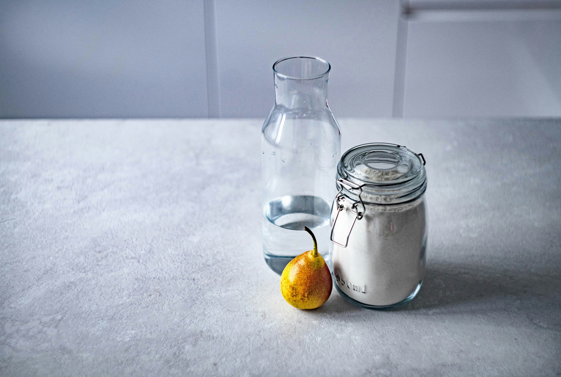 Backpulver und Essigflasche auf einer Arbeitsfläche