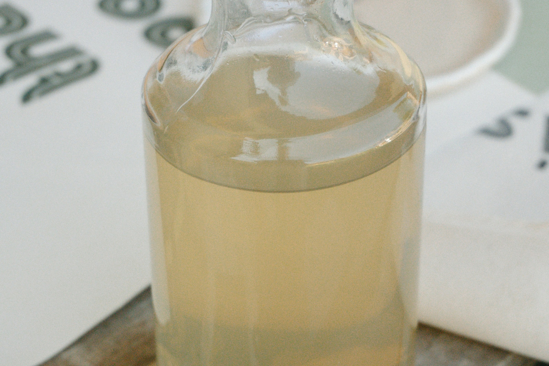 Essigflasche neben einem Küchenabfluss
