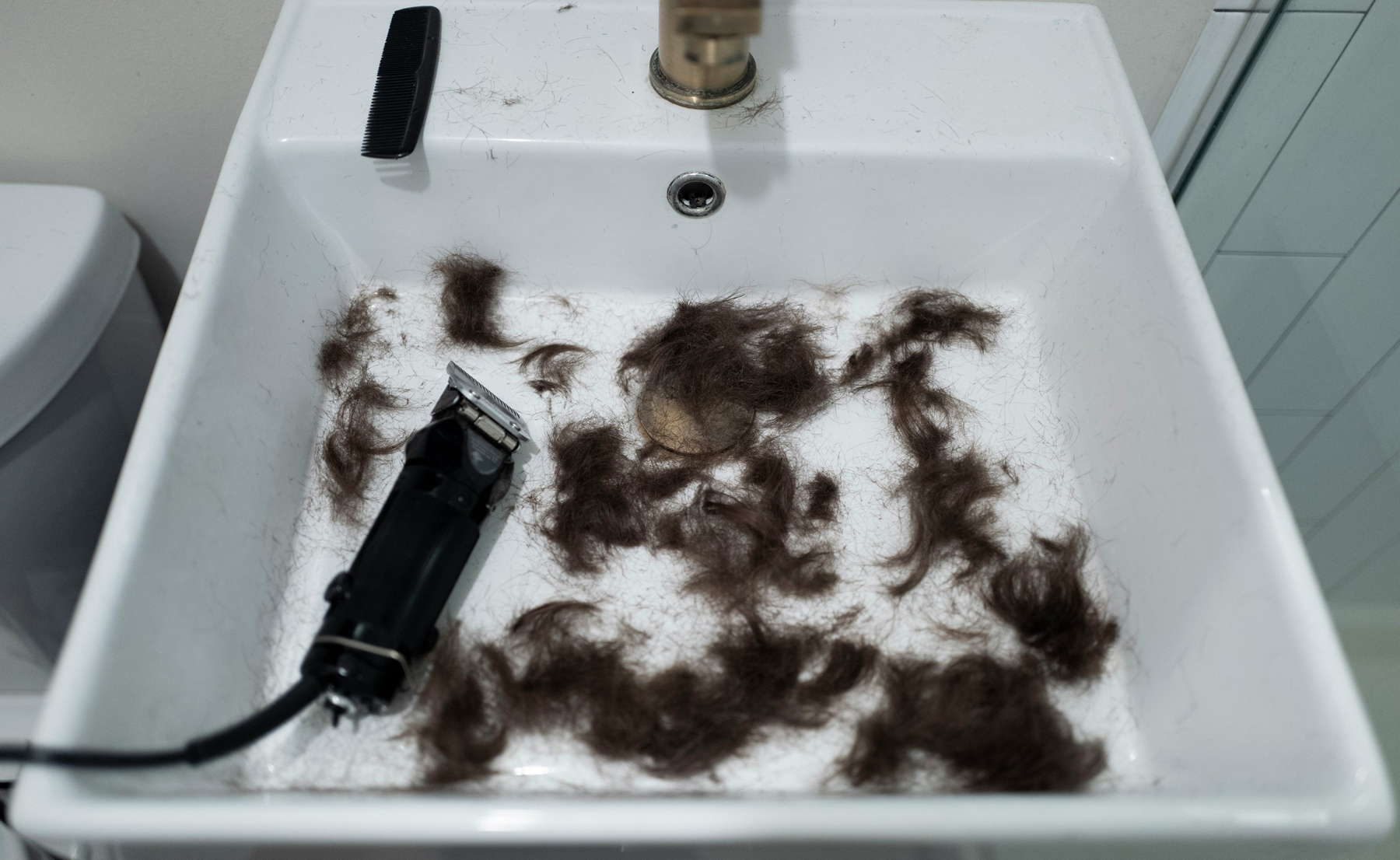 Haare im Abfluss eines Badezimmers