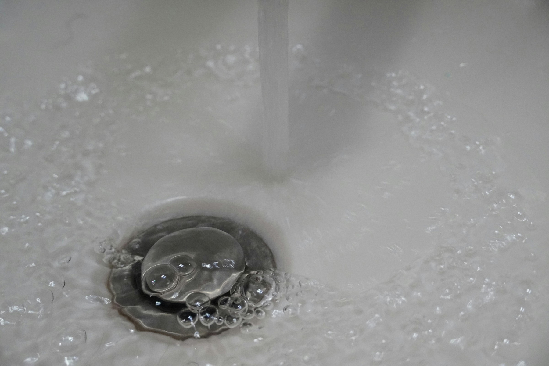 Waschbecken im Bad mit Abfluss
