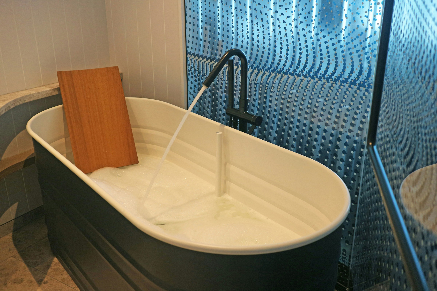 Abfluss einer Badewanne von oben