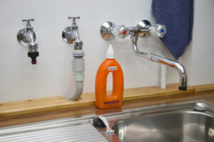 Abflussreiniger neben einem Waschbecken