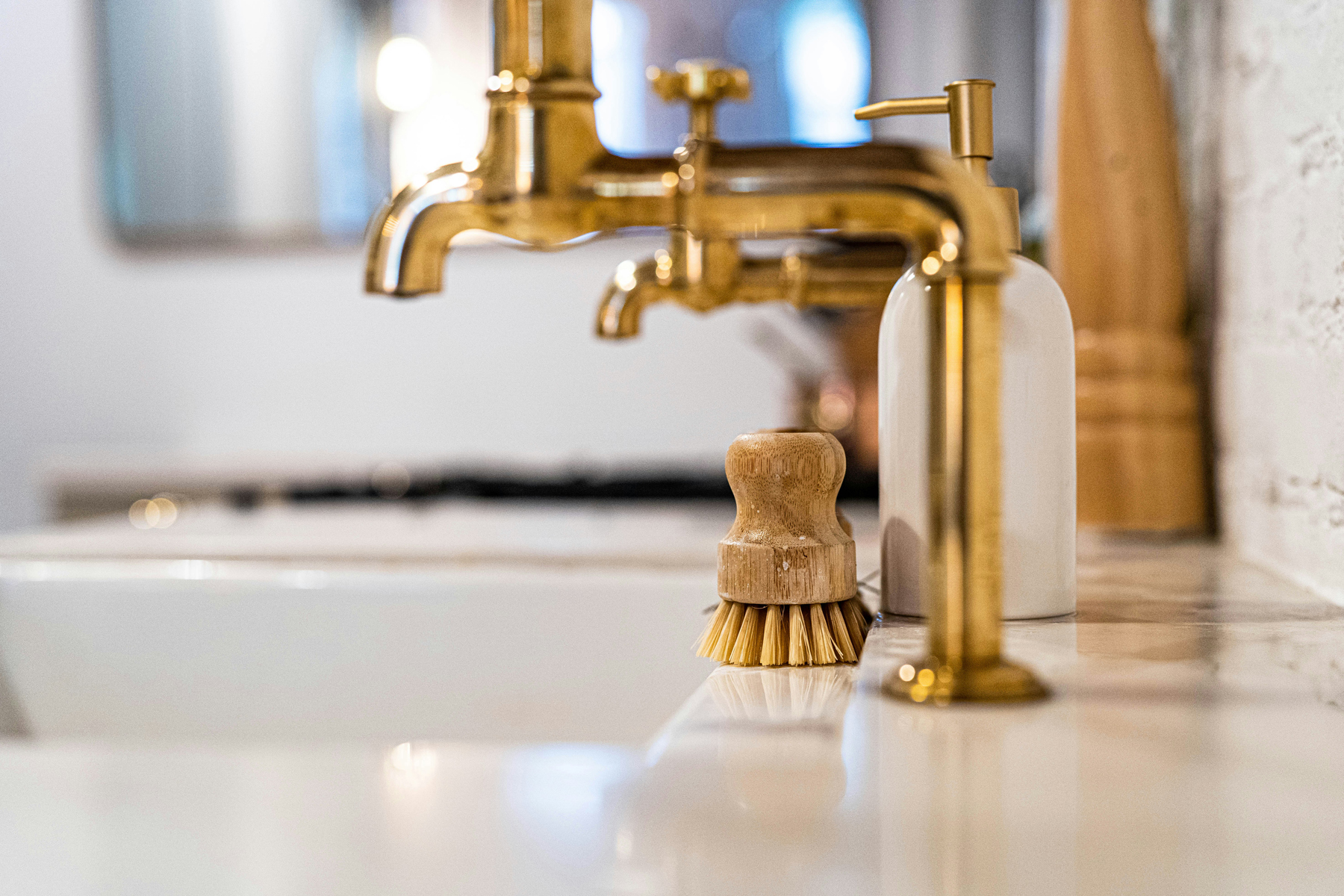 Abflussbürste im Badezimmer