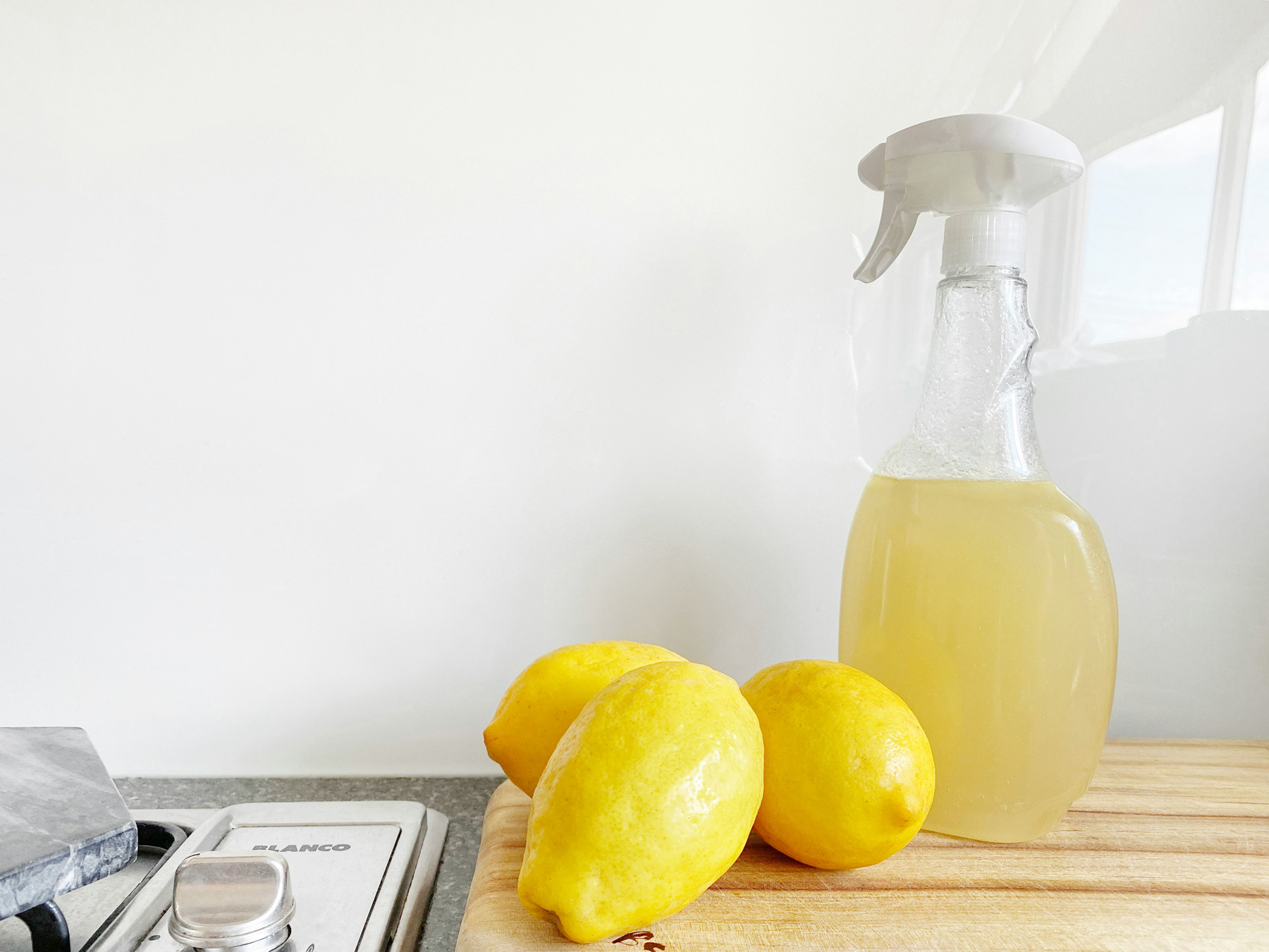 Natürliche Reinigungsmittel neben einem Waschbecken