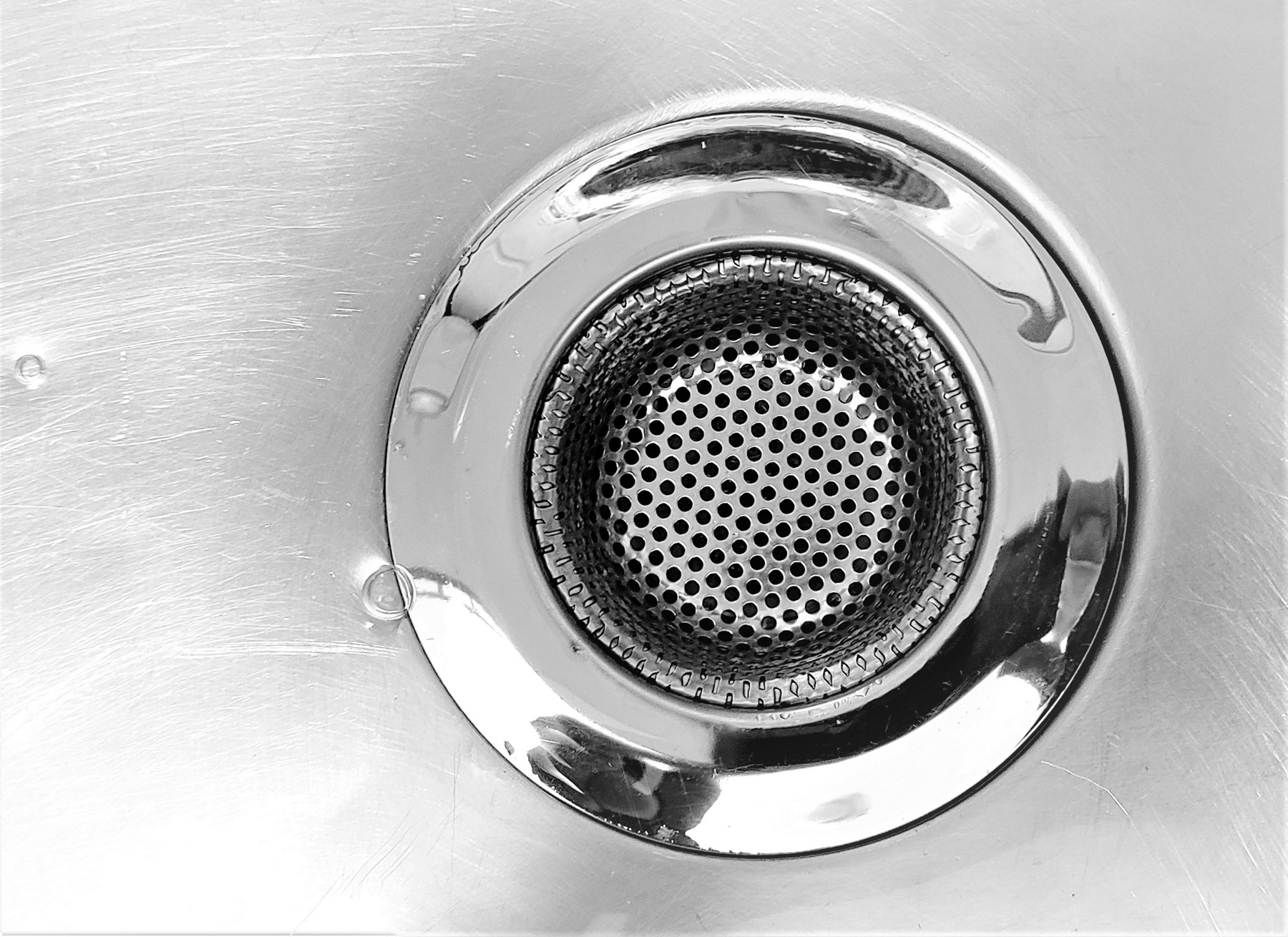 Nahaufnahme eines Abflusses im Waschbecken
