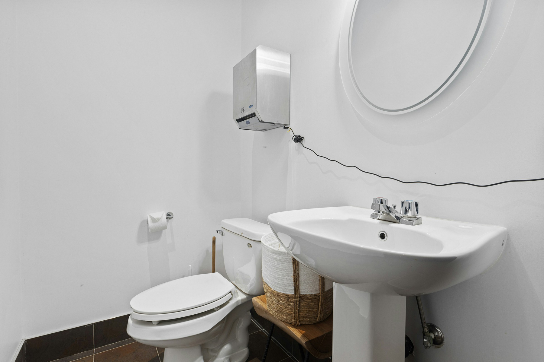 Waschbecken in einem selten genutzten Gästebad