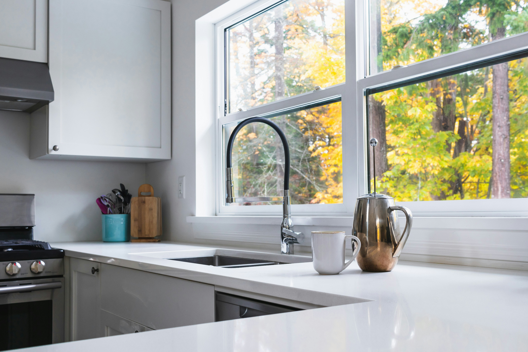 Person reinigt Siphon unter dem Waschbecken selbst