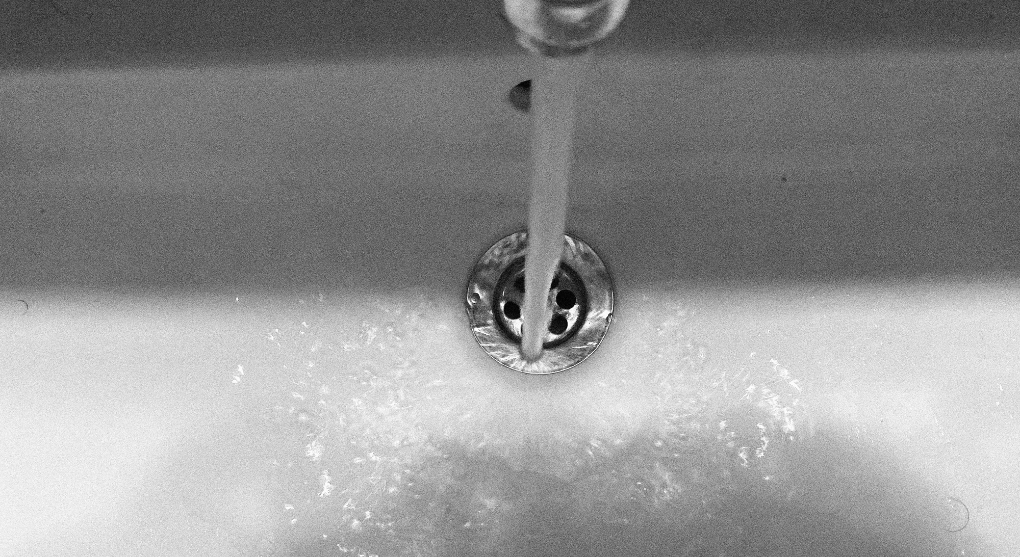 Stehendes Wasser in einem Waschbecken