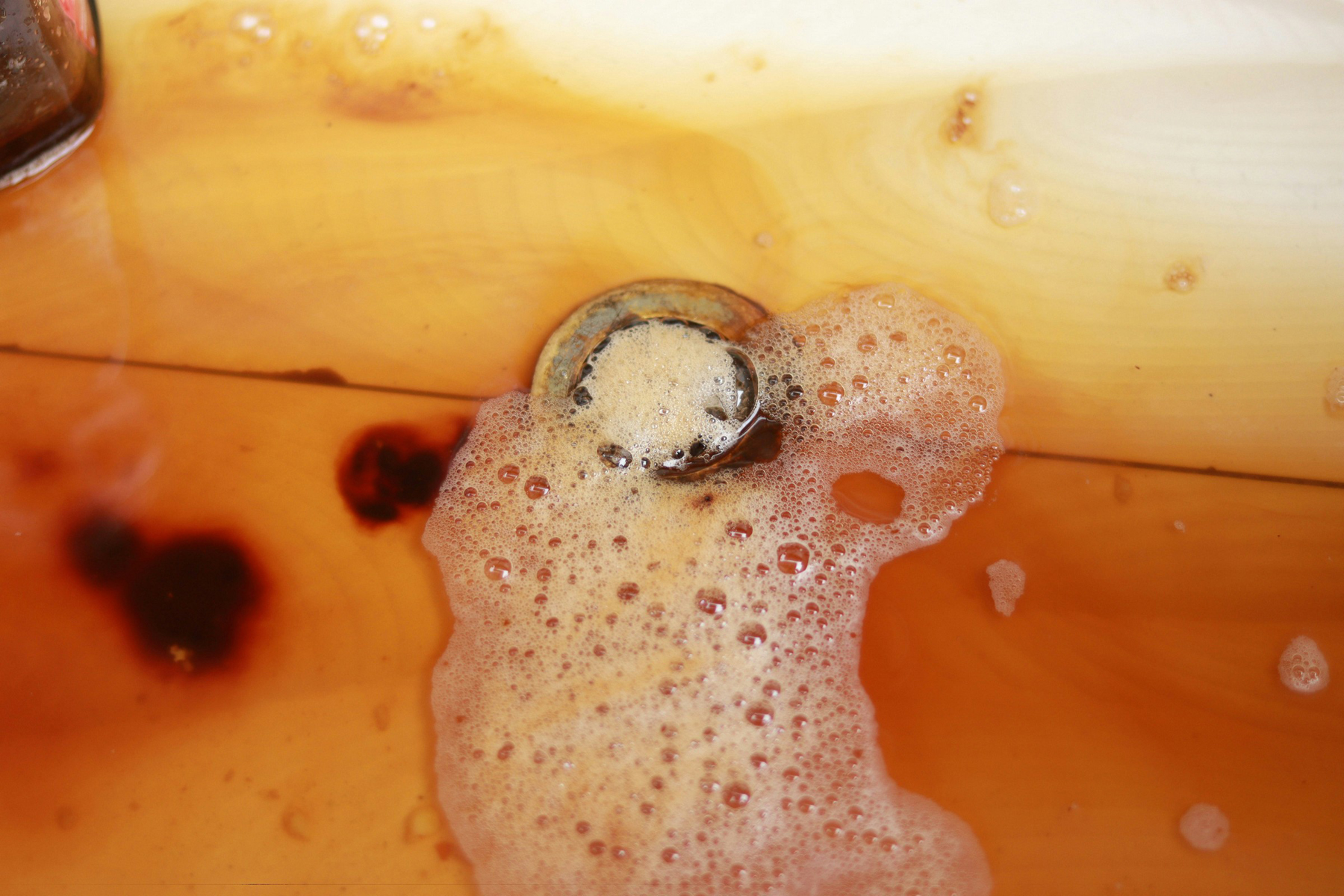 Langsam ablaufendes Wasser in einem Waschbecken