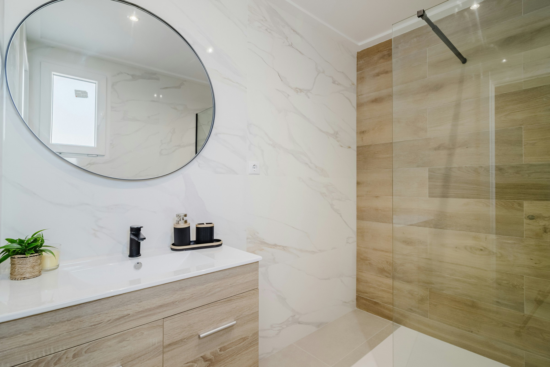 Sauberes Waschbecken im Badezimmer